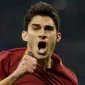 Gelandang AS Roma, Diego Perotti melakukan selebrasi usai mencetak gol ke gawang Inter Milan pada lanjutan Liga Italia Serie A di Stadion Giuseppe Meazza, Milan (27/2). AS Roma menang atas Inter dengan skor 3-1. (AP Photo/Luca Bruno)