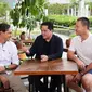 Menteri BUMN, Erick Thohir bersama dua mantan pesepakbola beken John Terry dan Alessandro Nesta, Jumat (11/11/2022). (Instagram/@erickthohir)