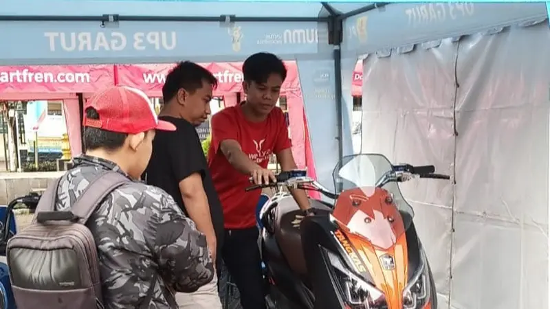 Salah Satu Antusias Masyarakat Melihat Motor Listrik