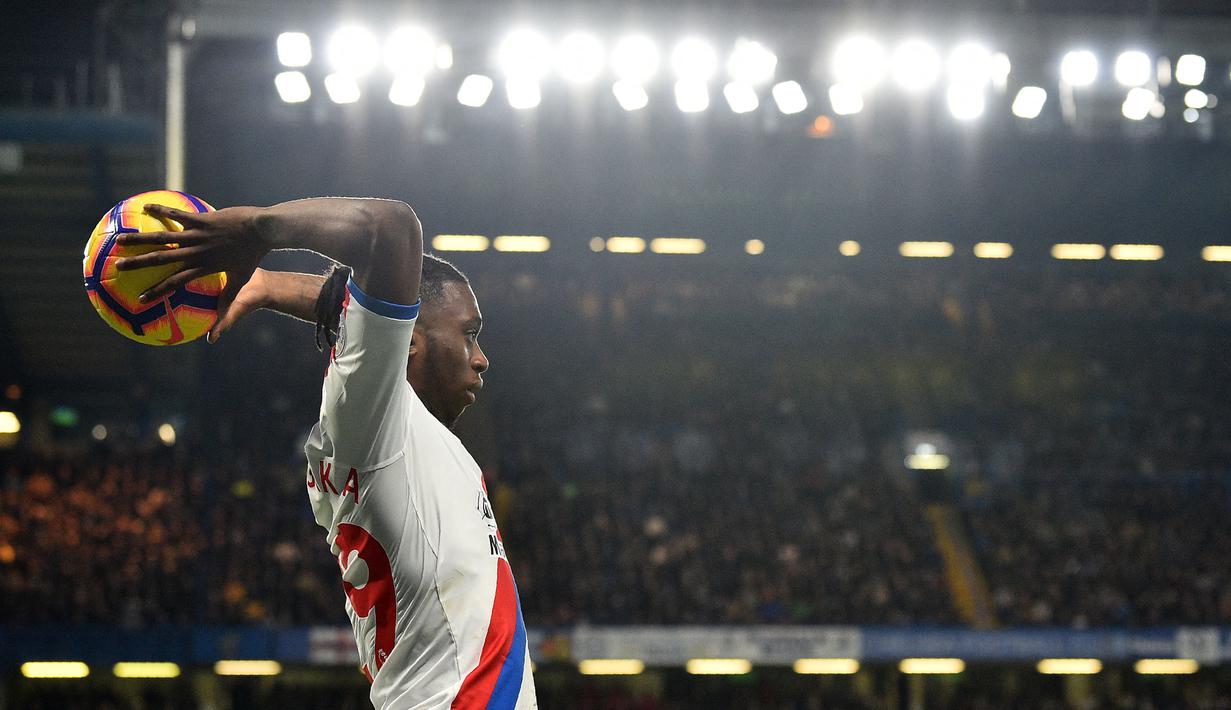 Aaron Wan-Bissaka pertama kali mendaftar ke akademi Crystal Palace sebagai seorang pemain sayap. Dalam perjalanannya di skuat utama, ia kemudian berganti posisi sebagai bek sayap. Atas penampilan gemilangnya, MU kemudian mengontraknya pada musim 2019/20 dengan nilai £49,50 juta. (AFP/Glyn Kirk)