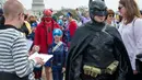  Para peserta yang memakai kostum super hero didata satu persatu oleh pihak panitia rekor dunia, Washington DC. Sayangnya, rekor belum terpecahkan. (18/4/2014) (AFP Photo/Paul J. Ricards).