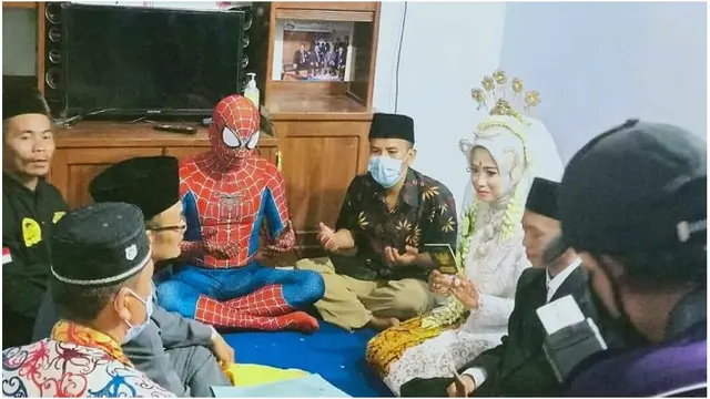 6 Potret Tamu Pernikahan Pakai Kostum Superhero Ini Nyeleneh Banget