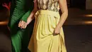 Dalam balutan plunge dress, Harper terlihat begitu atraktif. Warna kuning dan paduan sneakers menjadikan tampilannya kian menggemaskan. [Foto: Instagram/ Harper Beckham Fashion]