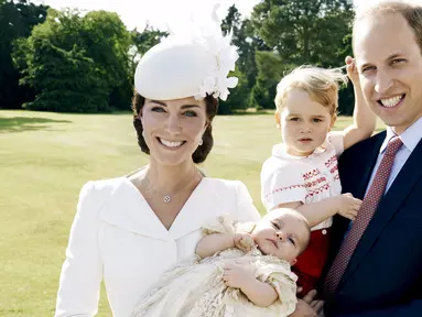 Pangeran William, Kate Middleton dan anak mereka, Pangeran George dan Putri Charlotte berpose untuk foto keluarga usai acara pembaptisan Charlotte pada 6 Juli lalu di Sandringham, Inggris, Kamis (9/7/2015). (REUTERS/Mario Testino/Art Partner/Handout)