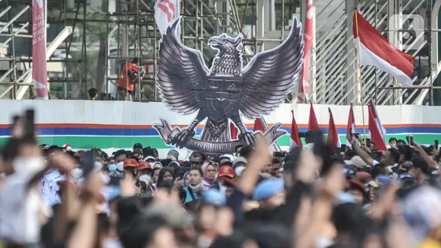 Suasana Kirab Bendera Merah Putih Raksasa