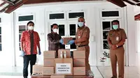 Bupati Tangerang Ahmed Zaki Iskandar menerima langsung bantuan masker medis, cairan disinfektan serta hand sanitizer dari Komisaris PT Indo Non Woven, Ridwan Liong. (Ist)