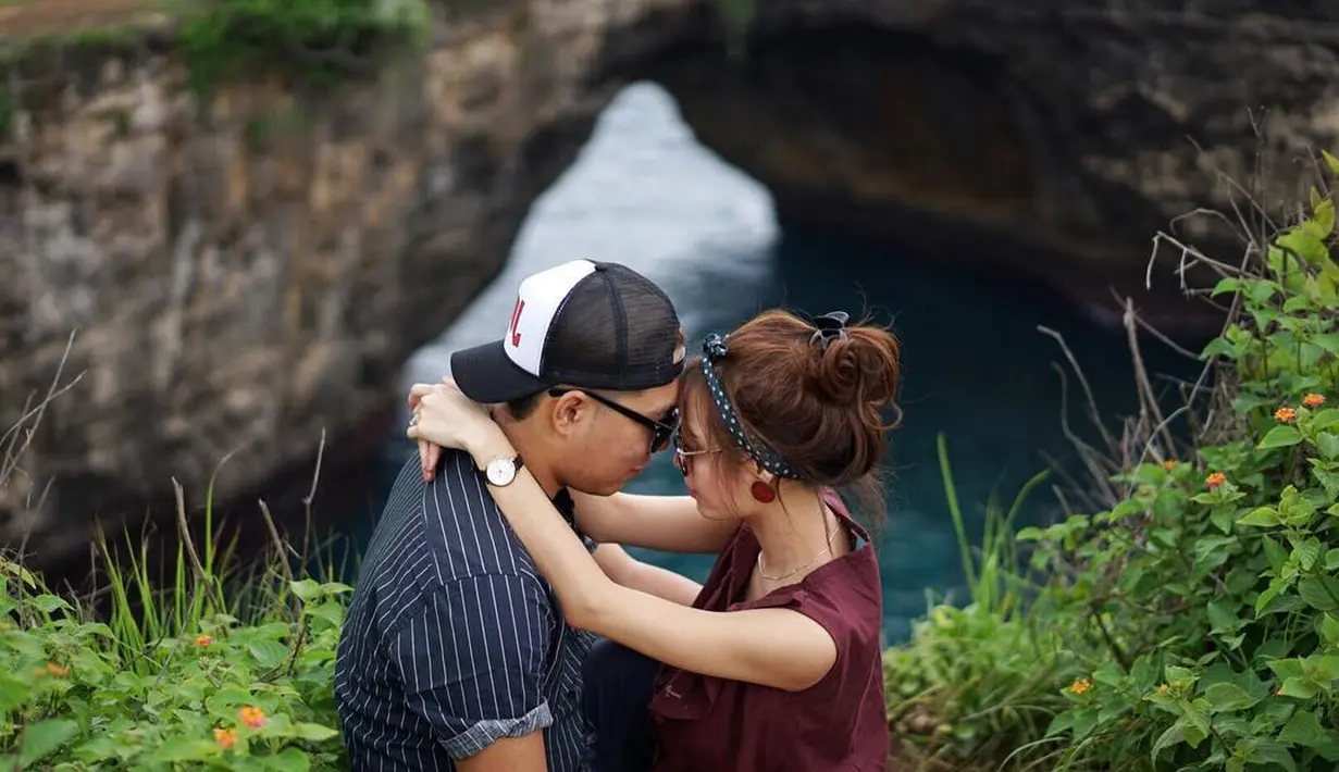 Foto seragam mengenakan batik saling pandang dengan hidung menempel. Rizal mengabarkan baru saja melamar sang kekasih pada Selasa (8/5/2018). Kabar bahagia itu dibagikan 9 Mei 2018. (Instagram/rizalarmada)