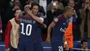 Striker PSG, Edinson Cavani, merayakan gol yang dicetaknya ke gawang Bayern Munchen bersama Neymar pada laga Liga Champions di Stadion Parc des Princes, Kamis, Rabu (27/9/2017). PSG menang 3-0 atas Bayern Munchen. (AP/Thibault Camus)