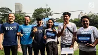 Komika Raditya Dika (tiga kiri) usai menemani para pemenang kompetisi foto #TIXCopter berkeliling naik helikopter di Jakarta, Rabu (25/7). Acara ini diselenggarakan oleh TIX ID bekerja sama dengan Dompet Digital Indonesia (DANA). (Liputan6.com/JohanTallo)