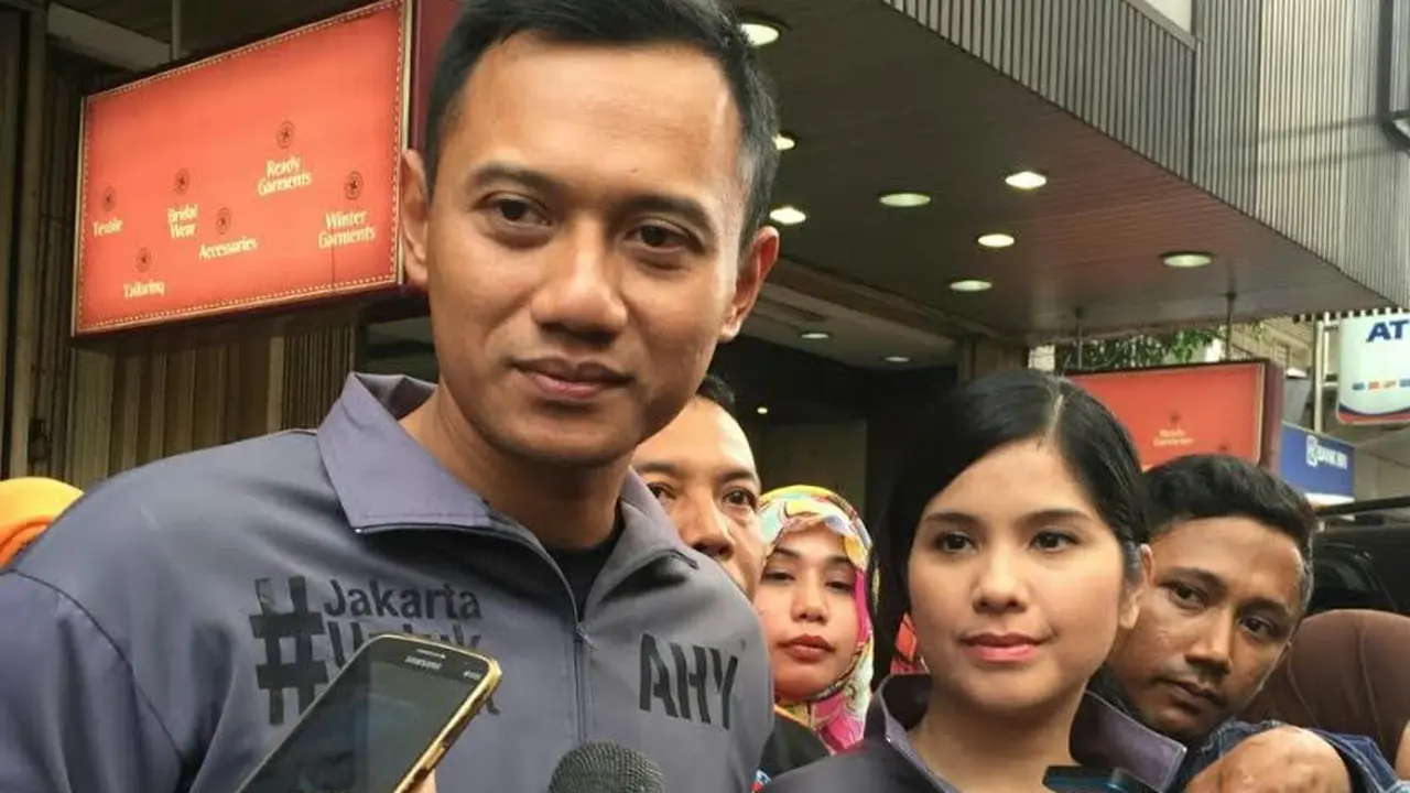 Agus Yudhoyono dan Anissa Pohan di Pasar Baru