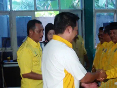 Citizen6, Sidrap: Ketua DPD II Golkar, H Rusdi Masse melantik pimpinan atau kelurahan dari Partai Golongan Karya (Golkar) masa bhakti 2011-2016. (Pengirim: Abdi Mantaring)