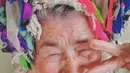 Pose Emiko (93) nenek asal Jepang saat menjadi model untuk pakaian yang dibuat oleh cucunya. Sang cucu, Chinami Mori seringkali membuat pakaian warna cerah dan pelangi yang ia buat dengan teknik tenun khusus yang disebut Saori. (mymodernmet.com)
