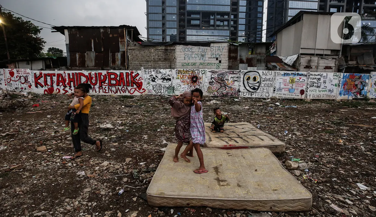 Anak-anak bermain di antara reruntuhan rumah di kawasan permukiman Jalan Pancoran Buntu II, Pancoran, Jakarta, Selasa (30/3/2021). Anak-anak yang tidak tahu permasalahan atas sengketa tanah menjadi korban dan terpaksa bermain di sisa reruntuhan tempat tinggal mereka. (Liputan6.com/Johan Tallo)