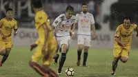 Gelandang Arema FC, Rodrigo Ost, saat pertandingan melawan Sriwijaya FC pada laga perempat final Piala Presiden di Stadion Manahan, Solo, Minggu, (4/2/2018). Sriwijaya FC menang 3-1 atas Arema FC. (Bola.com/M Iqbal Ichsan)