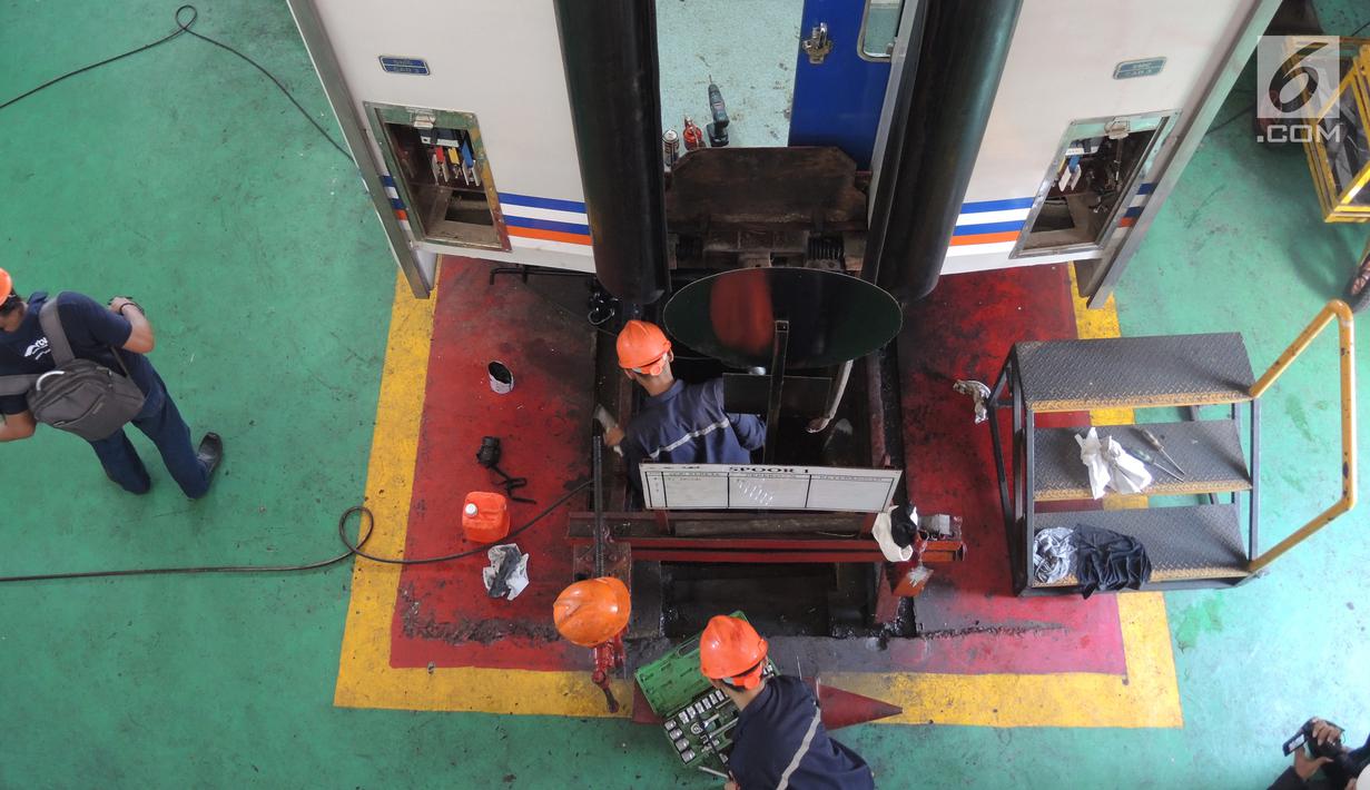 Petugas menyelesaikan perbaikan pada gerbong kereta api di Depo Kereta Poncol Semarang, Kamis (31/5). PT Kereta Api Indonesia sudah bersiap-siap menyambut arus mudik dan arus balik lebaran dengan mempersiapkan armadanya. (Liputan6.com/Gholib)