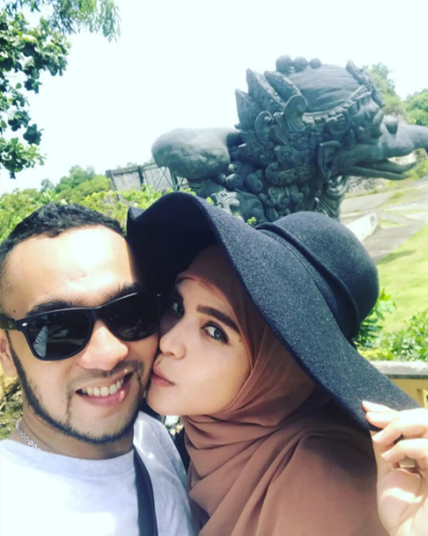 Kemesraan Henry Baskoro Hendarso atau Enji bersama sang istri Rosmanizar. Pengacara Enji, Denny Karel menuturkan bahwa kliennya sempat menempuh berbagai cara agar hubungannya dengan istri kembali harmonis. (Instagram/@rosmanizar_baskoro)