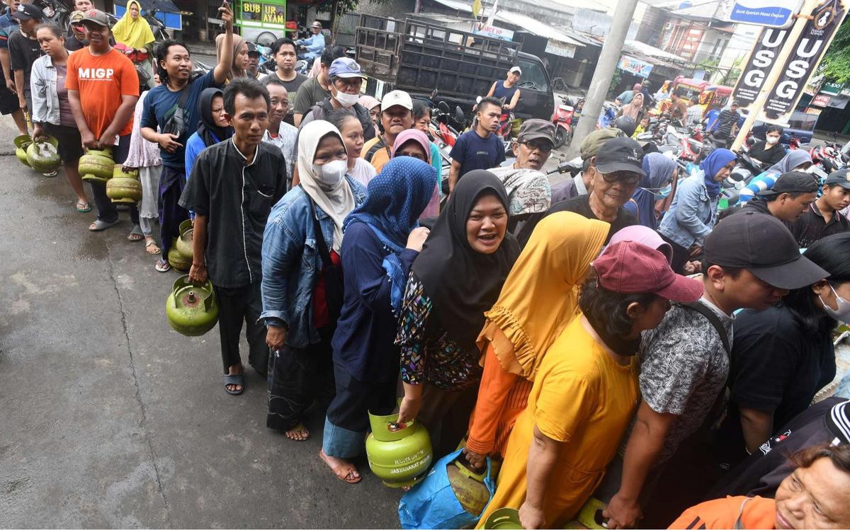Antrean pembeli gas elpiji 3 kg