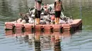 Petugas UPK Badan Air Dinas Lingkungan Hidup Provinsi DKI Jakarta membersihkan sampah di Danau Cincin, Papanggo, Jakarta Utara, Selasa (28/1/2020). Pembersihan sampah yang berasal dari pemukiman sekitar tersebut rutin dilakukan guna menjaga danau tetap bersih dan nyaman. (merdeka.com/Iqbal Nugroho)