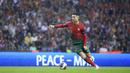 Pemain Portugal, Cristiano Ronaldo, saat melawan Slovakia pada laga Kualifikasi EURO 2024 di Stadion Dragao, Sabtu (14/10/2023). Portugal menang dengan skor 3-2. (AP Photo/Luis Vieira)