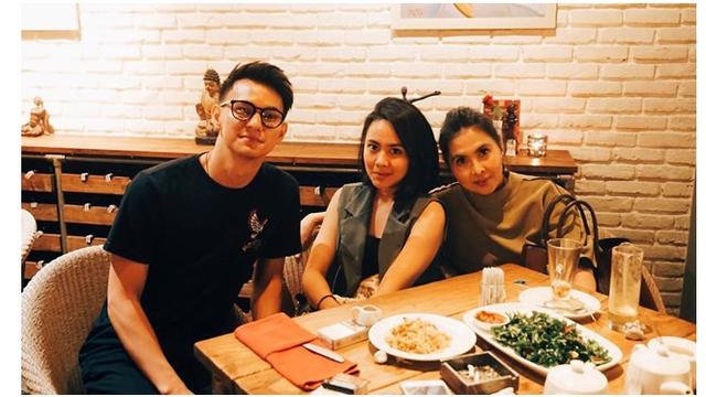 Meski baru beberapa bulan menjalin kasih, keduanya sudah memperkenalkan ke keluarga masing-masing