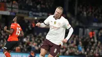 Selebrasi striker Manchester City, Erling Haaland setelah menjebol gawang Luton Town untuk yang kedua kalinya pada laga putaran kelima Piala FA 2023/2024 di Kenilworth Road Stadium, Luton, Selasa (27/2/2024). (AP Photo/Alastair Grant)