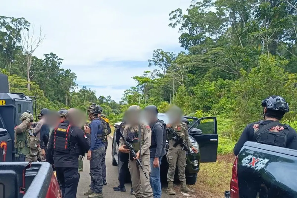 Tim gabungan dari Satgas Damai Cartenz dan Polres Yahukimo saat berpatroli dan ditembaki KKB hingga terjadi kontak tembak di jalan Trans Papua, Rabu (15/4/2026) (Istimewa)