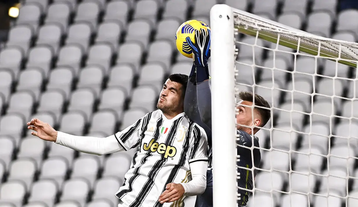Pemain Juventus Alvaro Morata (kiri) berebut bola dengan kiper Genoa Alberto Paleari (kanan) pada pertandingan babak 16 besar Coppa Italia di Allianz Stadium, Turin, Italia, Rabu (13/1/2021). Juventus melaju ke perempat final usai menaklukkan Genoa 3-2. (Marco Alpozzi/LaPresse via AP)