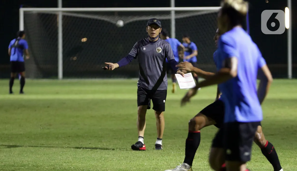 Pelatih Tim Nasional Indonesia Shin Tae-yong saat memimpin latihan Timnas U-22 di Lapangan D, Kompleks Gelora Bung Karno, Senayan, Jakarta, Selasa (2/3/2021). Latihan ini persiapan untuk dua ajang uji coba melawan tim Liga 1 Indonesia dan SEA Games 2021 di Vietnam. (Liputan6.com/Helmi Fithriansyah)