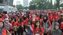 Ribuan buruh memadati Stadion Gelora Bung Karno saat memperingati perayaan hari buruh sedunia (May Day), Jakarta, Jumat (1/5/2015). Mereka menuntut melawan kebijakan upah murah dan kenaikan upah setiap lima tahun sekali. (Liputan6.com/Herman Zakharia)