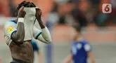Reaksi salah satu pemain Timnas Inggris usai dikalahkan Uzbekistan pada pertandingan babak 16 besar Piala Dunia FIFA U-17  di Jakarta International Stadium (JIS), Rabu (22/11/2023). (Bola.com/Muhammad Iqbal Ichsan)