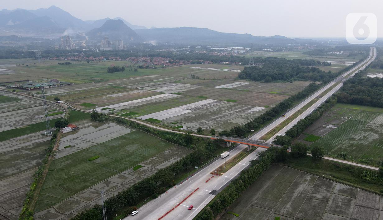 Foto udara suasana Gerbang Tol Palimanan, Jakarta, Jumat, (7/5/2021). Gerbang Tol Palimanan terpantau sepi pemudik dan didominasi oleh kendaraan angkutan barang pada hari kedua penyekatan. (merdeka.com/Imam Buhori)