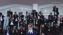Harry Styles berpose untuk para fotografer setibanya di pemutaran perdana film 'Don't Worry Darling' selama Venice Film Festival 2022 di Venesia, Italia, Senin (5/6/2022). Harry Styles mengenakan celana panjang longgar dengan warna yang sedikit lebih gelap. (Photo by Joel C Ryan/Invision/AP)