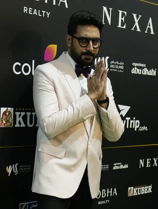 Aktor Bollywood Abhishek Bachchan tiba untuk menghadiri penghargaan International Indian Film Academy (IIFA) Awards ke-23 di Abu Dhabi, Uni Emirat Arab, Jumat, 26 Mei 2023.  (AP Photo/Kamran Jebreili)