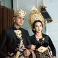 Pemotretan Kalina Ocktaranny dan Ricky Miraza pakai baju adat di Bali. (Sumber: YouTube/Kalina Ocktaranny)