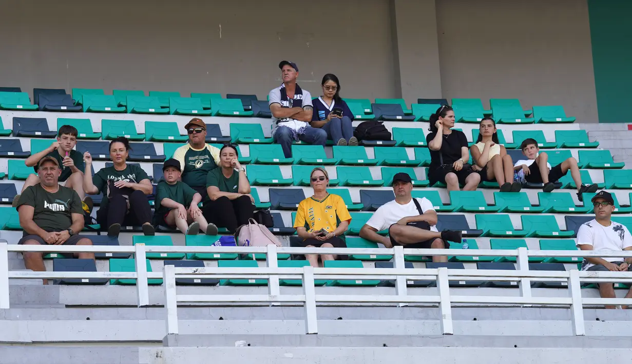 Sejumlah pendukung Australia saat mendukung timnya berlaga di semifinal Piala AFF U-19 2024 di Stadion Gelora Bung Tomo, Surabaya, Sabtu (27/07/2024). (Dok. PSSI)