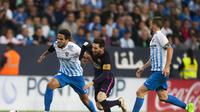 Megabintang Barcelona, Lionel Messi, mencoba melewati hadangan bek Malaga, Ignacio Camacho, dalam lanjutan La Liga Spanyol di Estadio La Rosaleda, Minggu (9/4/2017) dinihari WIB. Barcelona kalah 0-2. (AP Photo/Daniel Tejedor)