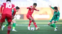 Pemain Timnas Indonesia U-20, Achmad Malana Syarif, menguasai bola di antara kepungan pemain Irak pada laga perdana Grup A Piala Asia U-20 2023 Uzbekistan di Lokomotiv Stadium, Tashkent, Rabu (1/3/2023). (AFC/Sayed Husain Ebrahim)
