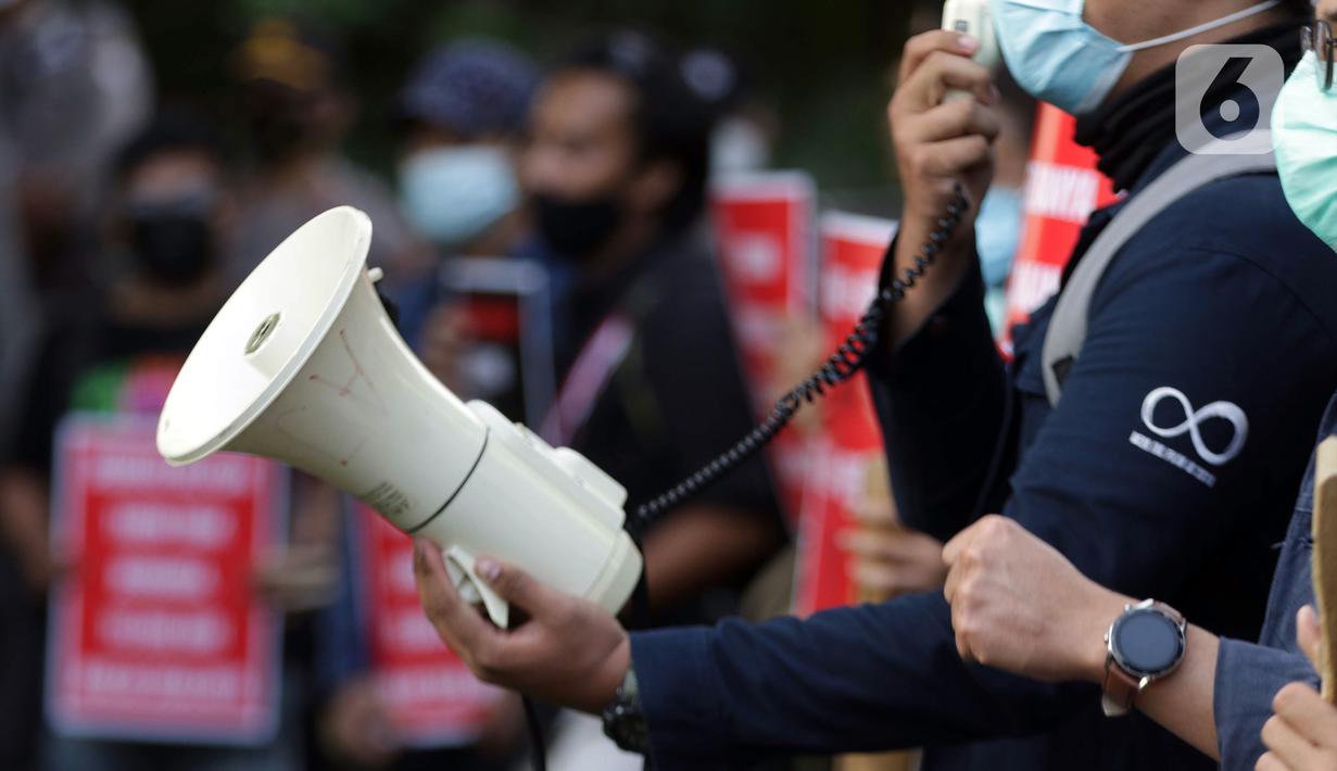 Peserta aksi dari Koalisi Masyarakat Sipil AntiKorupsi membawa poster saat berunjukrasa di depan Gedung KPK Jakarta, Selasa (18/5/2021). Dalam aksinya, sambil membunyikan kentongan mereka memberi dukungan kepada 75 pegawai KPK yang dinyatakan tidak lulus TWK. (Liputan6.com/Helmi Fithriansyah)