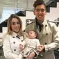 Larissa Pereira dan Roberto Firmino menggendong sang anak (Mirror)