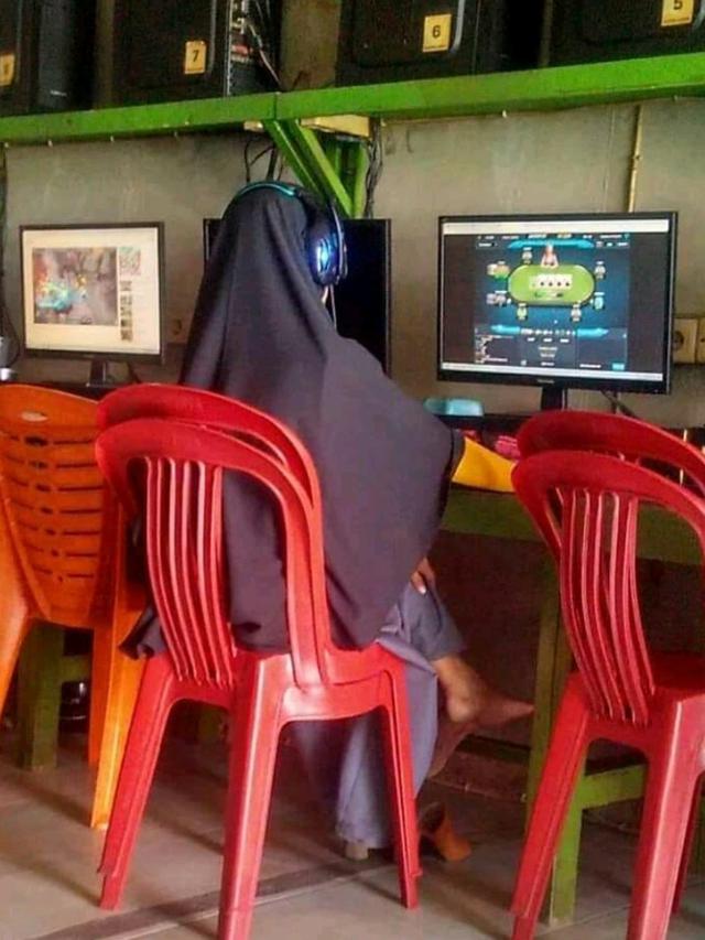 7 Potret Kocak Kejadian Tak Biasa di Warnet, Bikin Kamu Senyum