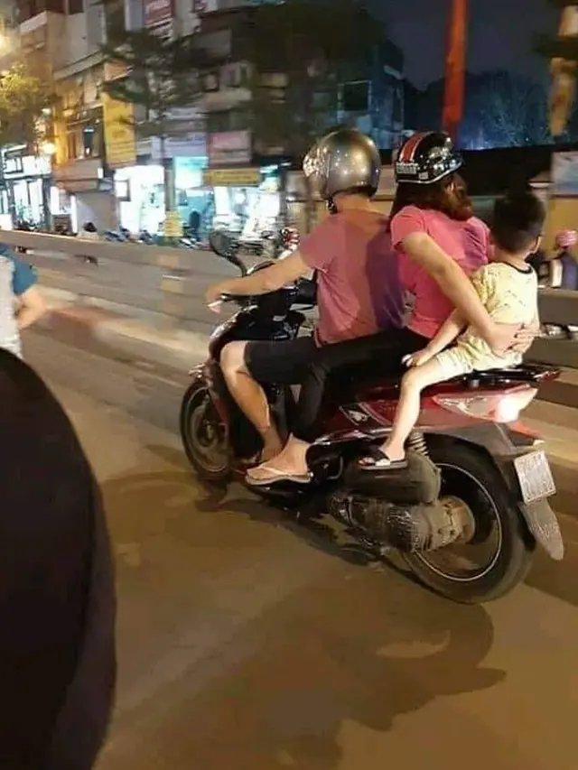 5 Potret Nyeleneh Orangtua Saat Membonceng Anak, Bikin Geleng Kepala