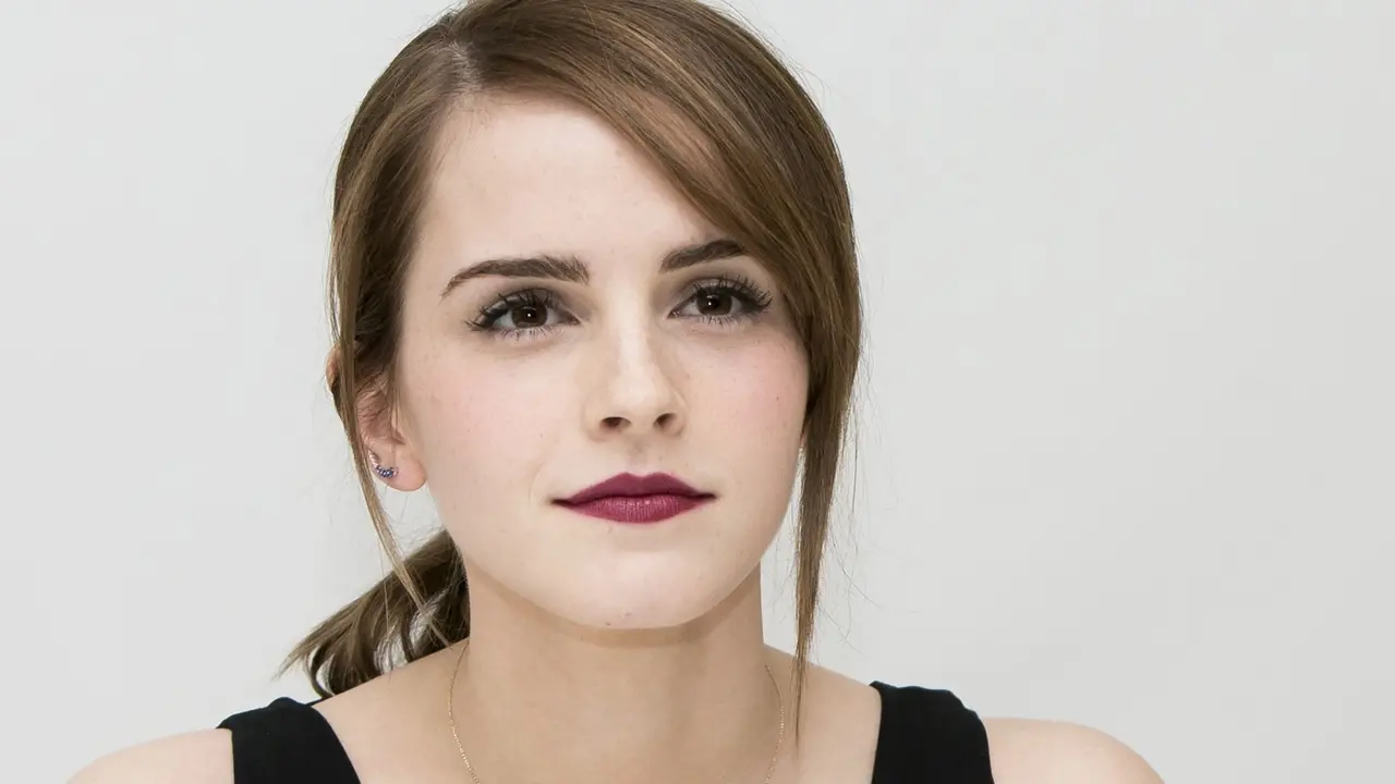 Lihat Reaksi Emma Watson Ketika Ponselnya Berbunyi Saat Wawancara