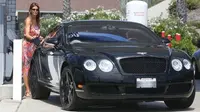 Mantan model era 90-an ini pada tahun 2007 silam memilih Bentley Continental yang ia gunakan sebagai tunggangan harian.