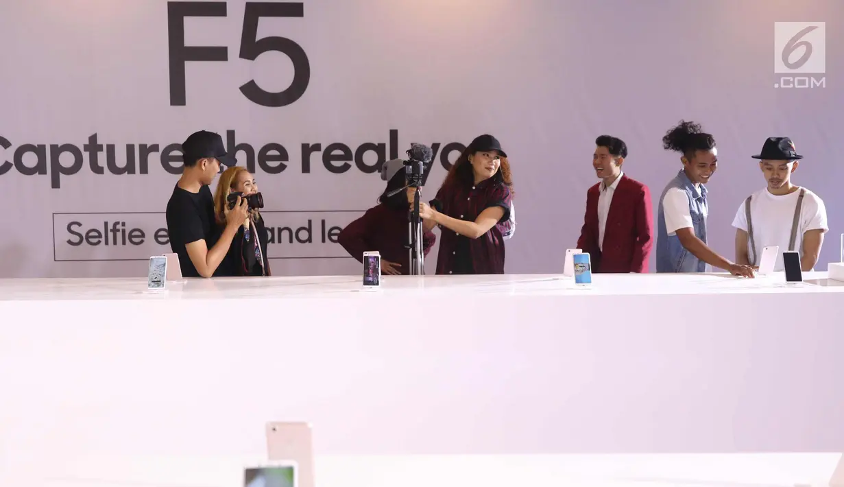 Pengunjung melihat Smart Phone Oppo F5 saat peluncuran di Jakarta, Senin (13/11). Oppo luncurkan F5 yang dilengkapi dengan A.I.Beauty Recognition Teknology dan Full Screen FHD+. (Liputan6.com/Angga Yuniar)