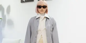 Pada koleksi UNIQLO U Spring/Summer 2025, hadir lima pilihan luaran yang masing-masing memiliki karakter berbeda. Salah satu yang mencuri perhatian adalah Mantel Hoodie Katun, luaran panjang yang memberikan kesan cool sekaligus stylish dengan drawstring pada bagian pinggang yang bisa memberikan siluet proporsional. [@Uniqlo]