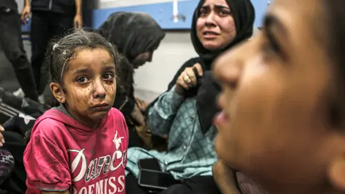 Warga Palestina yang terluka duduk di Rumah Sakit al-Shifa di Kota Gaza, Jalur Gaza, setelah tiba dari Rumah Sakit al-Ahli menyusul ledakan di sana, Selasa (17/10/2023). (AP Photo/Abed Khaled)