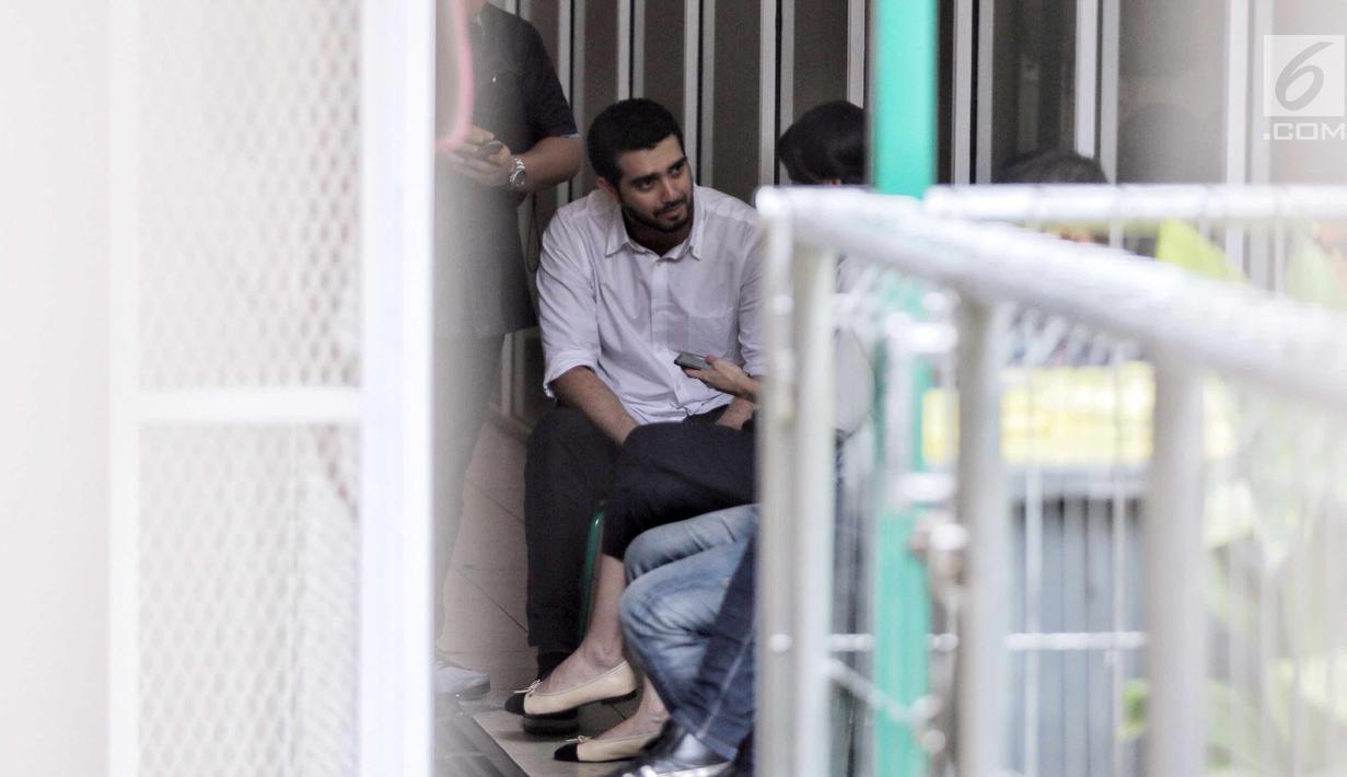 Aktor Fachri Albar ditemani istri Renata Kusmanto seperti sidang-sidang sebelumnya di ruang tahanan Pengadilan Negeri Jakarta Selatan, Selasa (5/6). (Liputan6.com/Faizal Fanani)