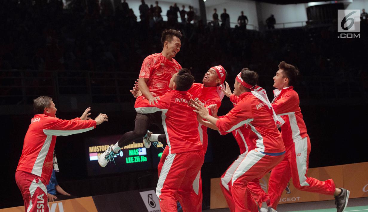 Ihsan Maulana Mustofa merayakan kemenangannya bersama tim bulu tangkis Indonesia usai melawan Malaysia, Lee Zii Jia pada final bulu tangkis beregu putra SEA Games XXIX Kuala Lumpur, Malaysia, Kamis (24/8). (Liputan6.com/Faizal Fanani)
