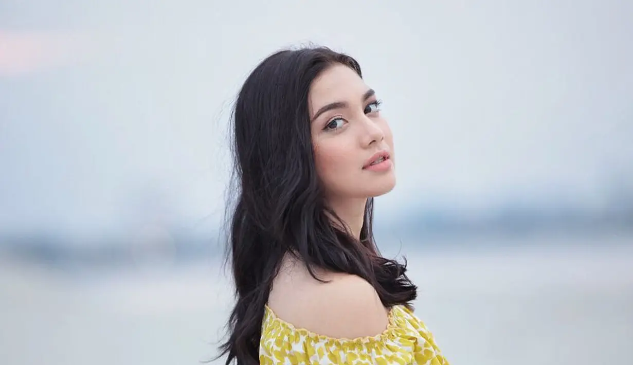 Seperti yang dilansir dari Liputan6.com, Angela Glisha menceritakan rasa deg-degannya saat pertama kali syuting film. Ia khawatir jika sang sutradara bersikap galak kepadanya. (Instagram/angelagilsha)