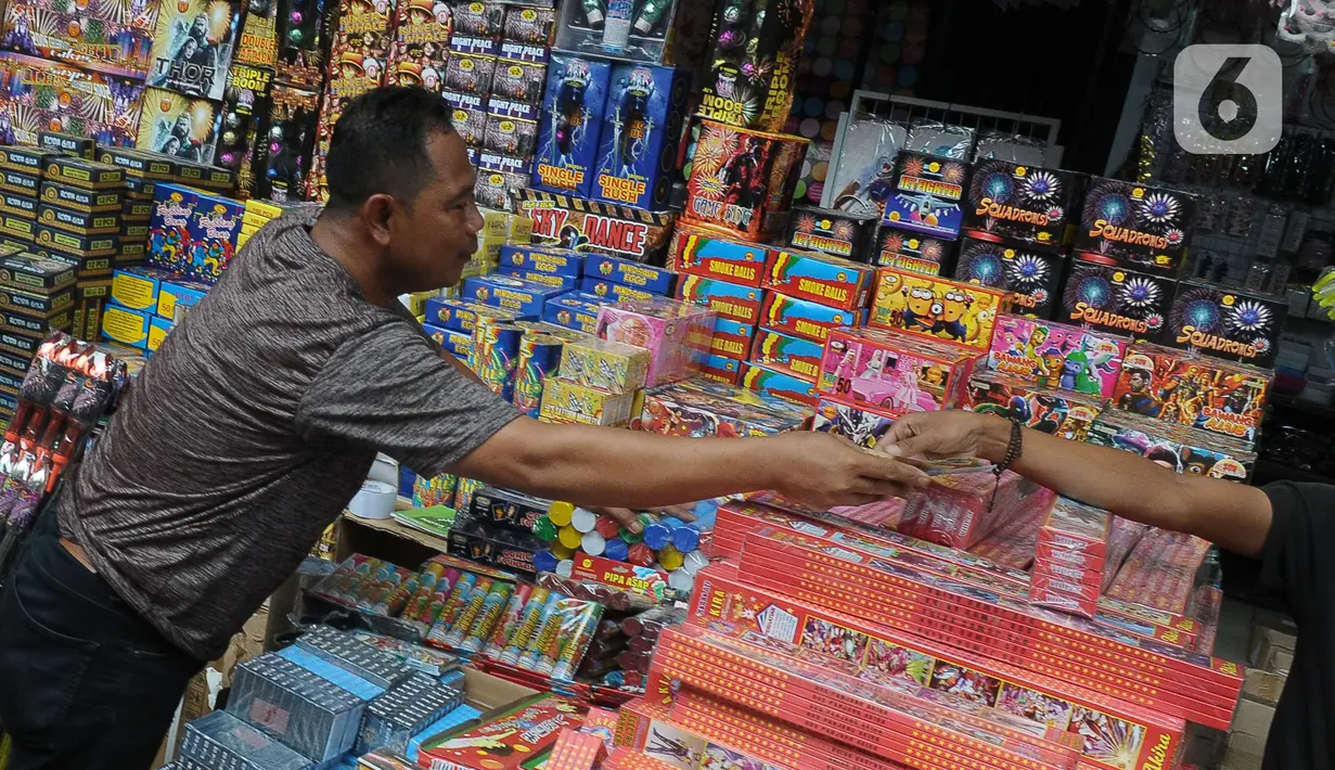Pedagang melayani pembeli kembang api di Pasar Asemka, Jakarta, Selasa (26/12/2023). (merdeka.com/Imam Buhori)